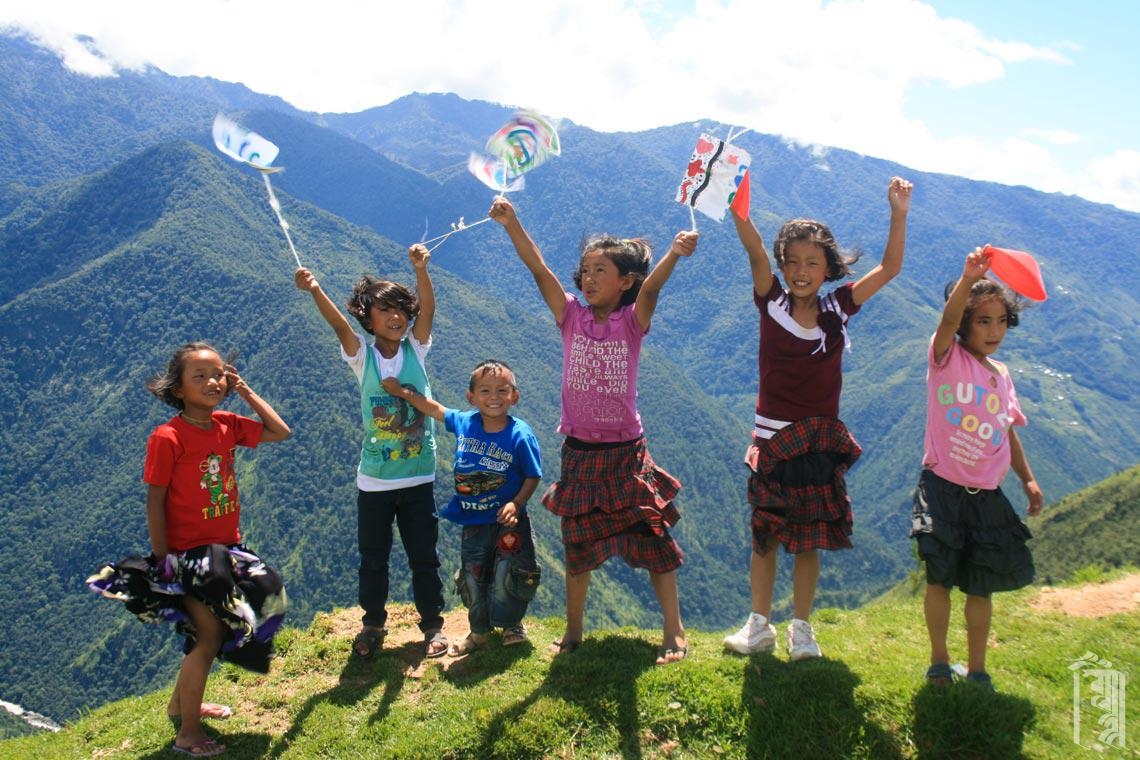 Kinder genießen den Wind auf dem Grat des Jhamtse Gatsal mit Drachenfliegen und anderen kreativen Kreationen.