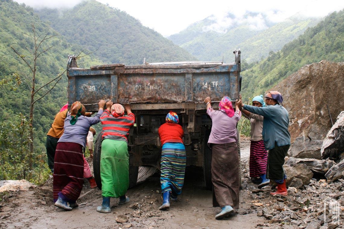 Eine Gruppe von Frauen in Arunachal Pradesh, die in einer Straßenbau-Crew auf abgelegenen Bergstraßen arbeiten.