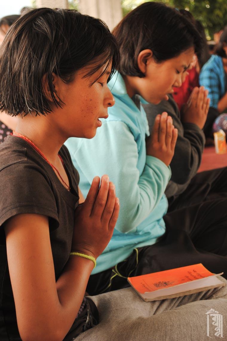 Jhamtse Gatsal Schüler versammeln sich, um bei vielen wichtigen Anlässen Chanten zu singen.