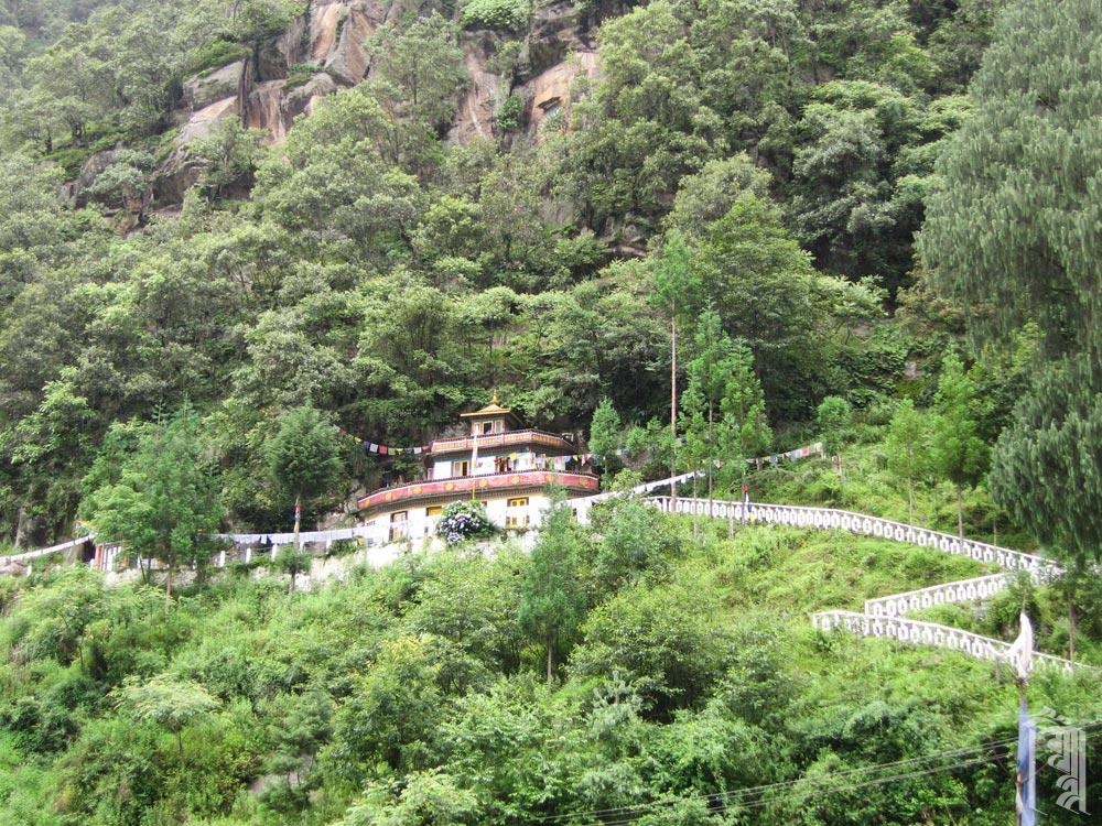 Eine kleine Klosterresidenz am steilen Hang über dem Gorsam Chorten, in Indien.