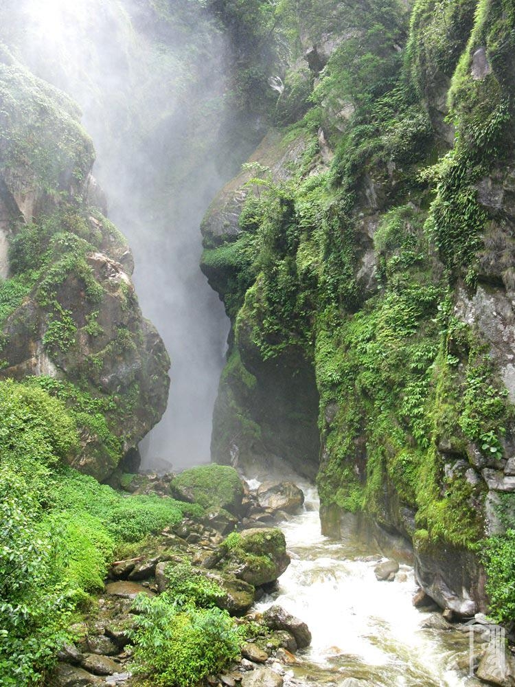 Ein malerischer Wasserfall bei Zimithang an der indischen Grenze zu Tibet.